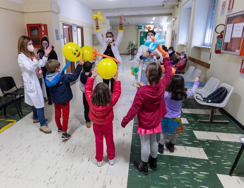 Ferrara, i bambini e l’Open Day: vaccinarsi è quasi un gioco 