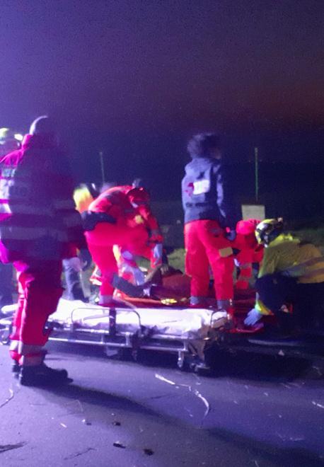 Pomposa, sbalzato fuori dalla propria auto ci finisce sotto
