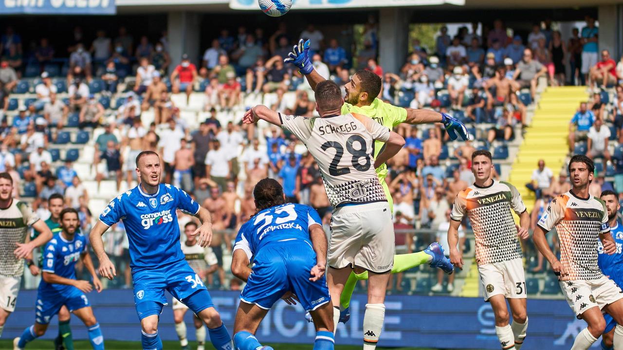 Un'immagine della partita nel girone di andata
