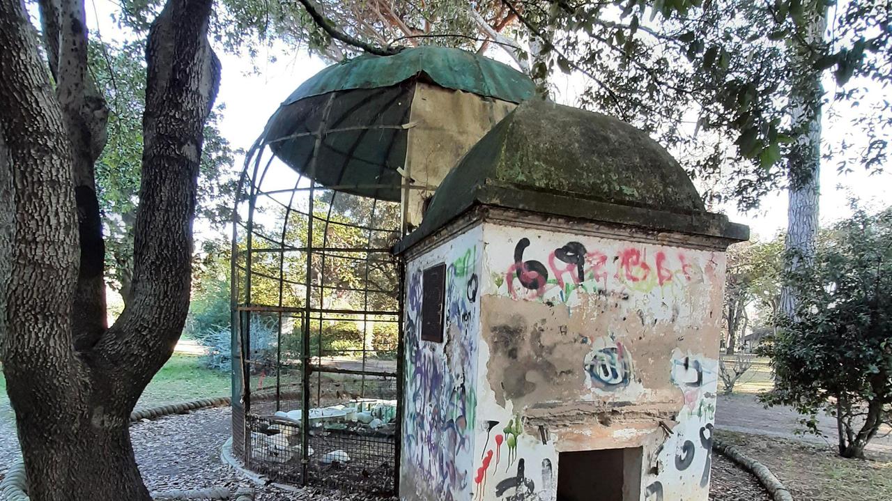 La storica voliera dei pappagalli è evidentemente deturpata da scritte