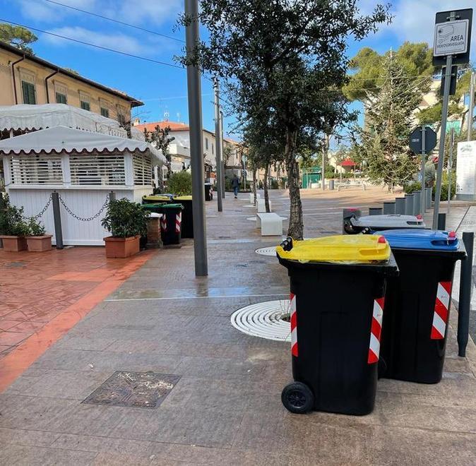 Alcuni bidoncini nel centro di Castiglioncello
