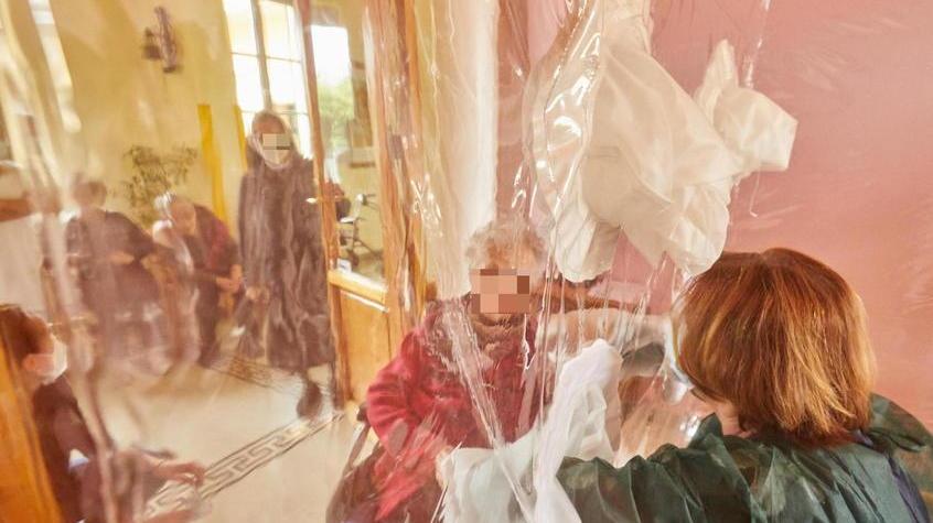 La stanza degli abbracci in una casa di riposo (FOTO D'ARCHIVIO)