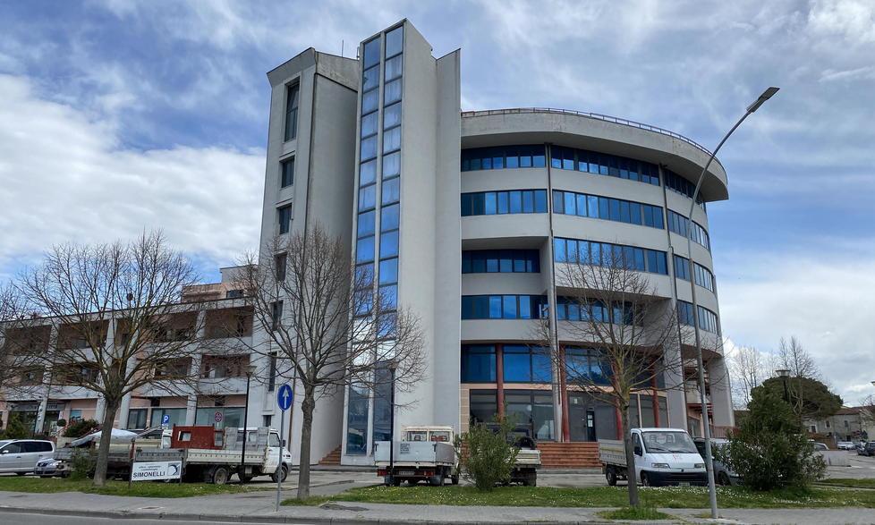 Il palazzo rosa a Ponsacco, costruito dall’imprenditore Giuseppe Giambra, scomparso di recente