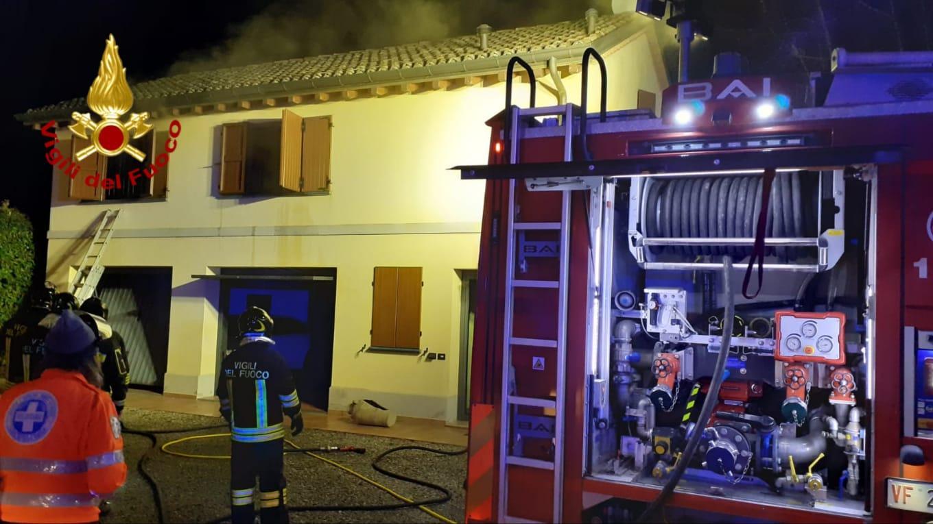 Guasto alla coperta termica, scoppia l'incendio nella notte: paura in un appartamento a Campegine