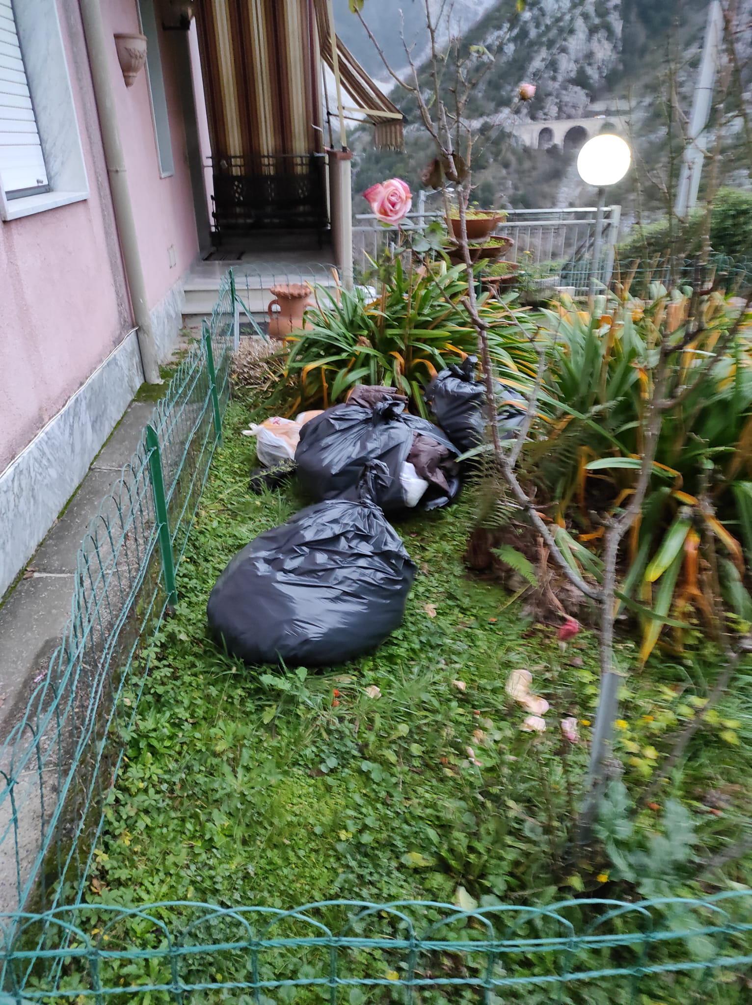 Abiti, scarpe e oggetti di Daria: chiusi nei sacchi della spazzatura e gettati via