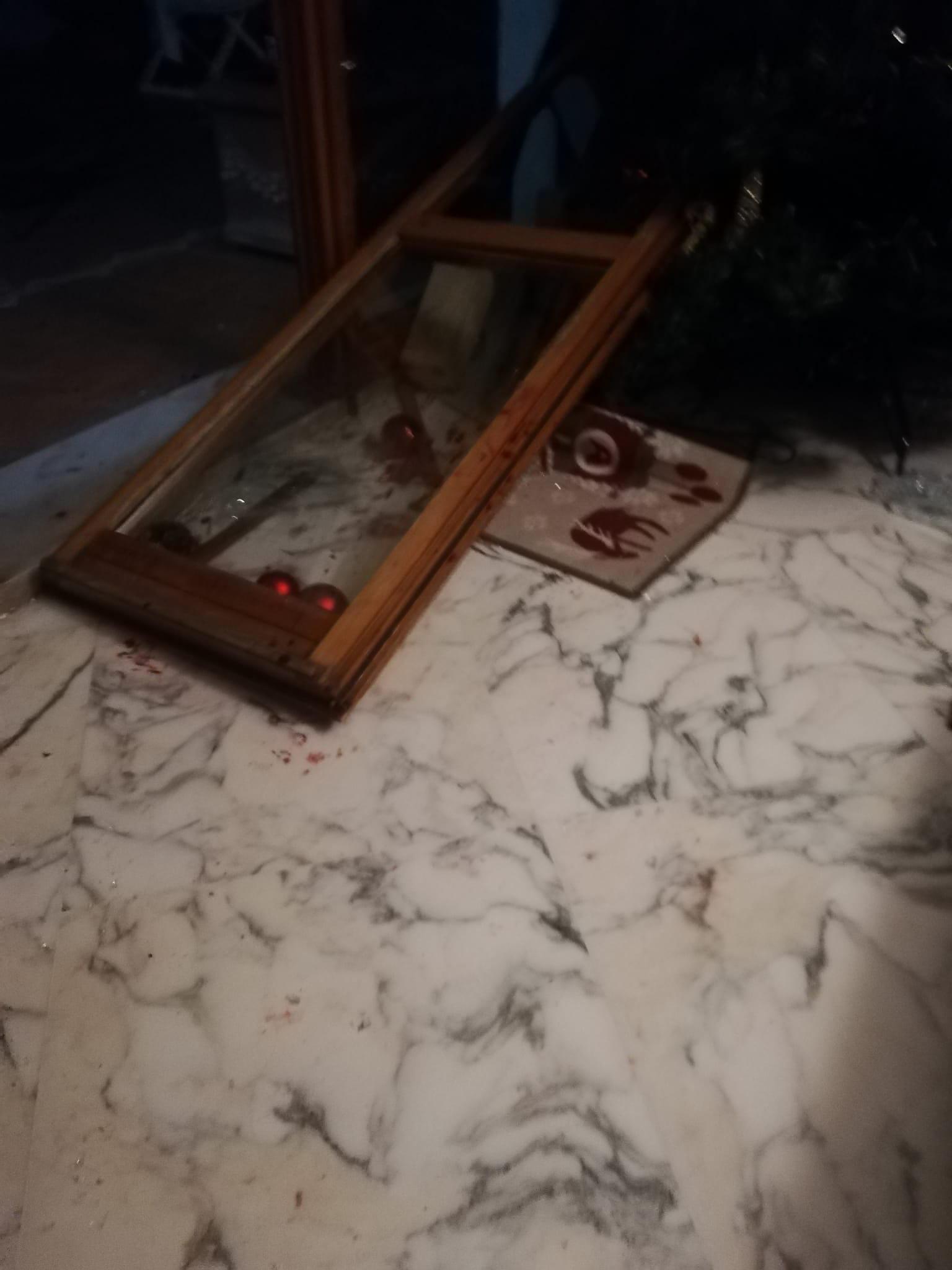 La porta finestra spaccata dopo una delle ultime e violente liti avvenute fra le mura domestiche