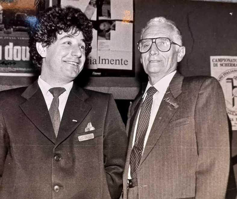 un giovanissimo Stefano Corallini, nel 1988, all’interno della struttura di piazza Cappelletti, in posa insieme a Sergio Biondi che aveva il ruolo di maschera
