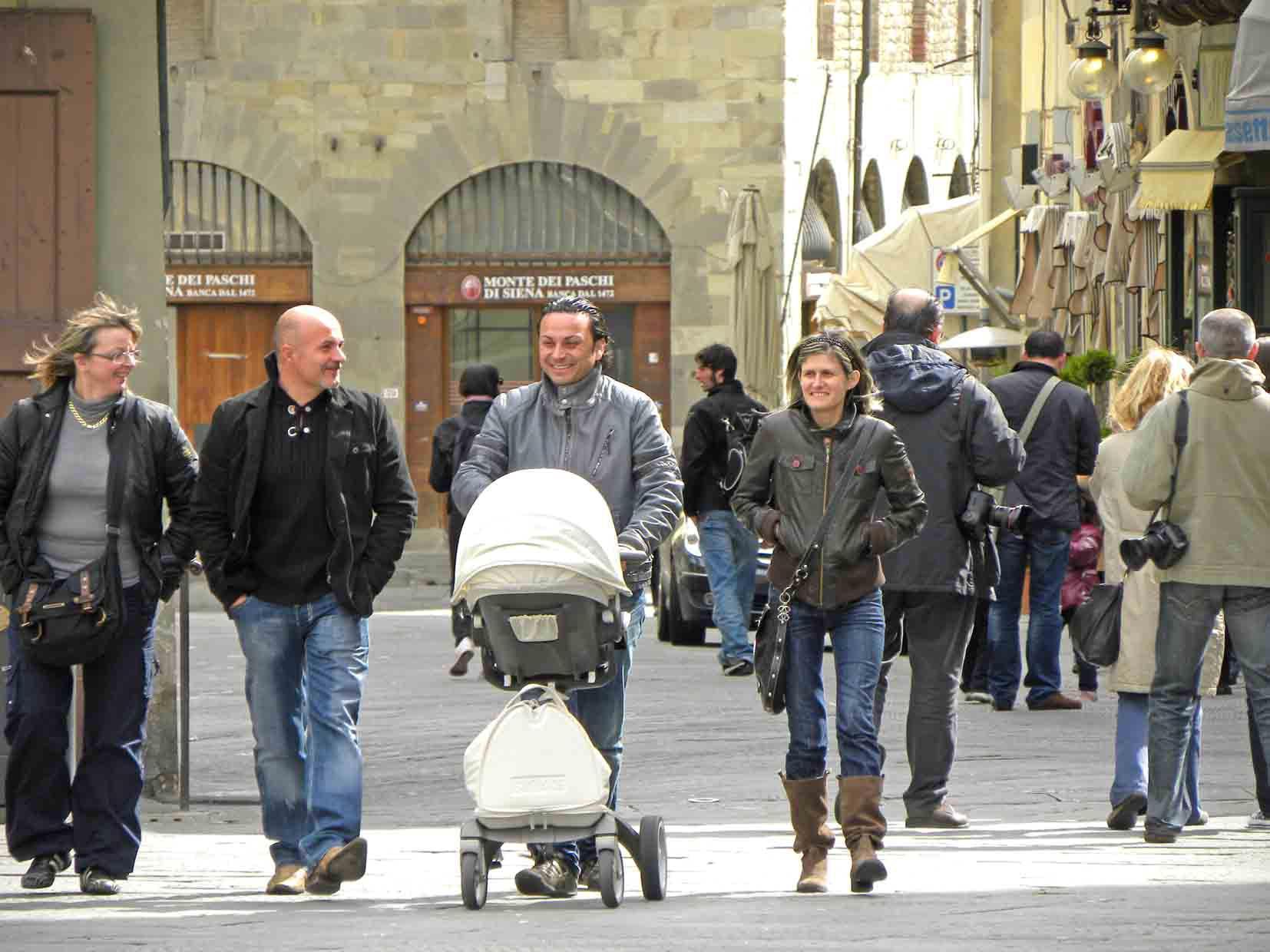 Una famiglia con un bambino piccolo
