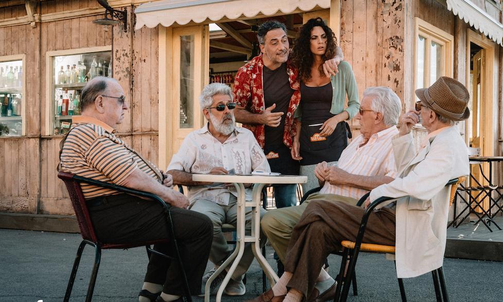 Massimo, la Tizi e il gruppo dei “vecchietti” in una scena dei nuovi episodi della serie “I delitti del BarLume” da domani su Sky