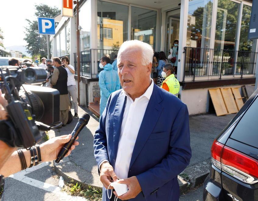 Viareggino minaccia di morte il presidente Giani, perquisizione in casa all’alba: la telefonata incriminata  