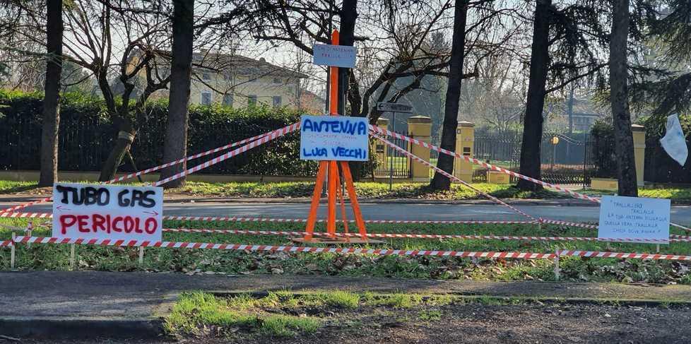 Reggio Emilia, in via Gozzano spunta un’antenna finta per dire “no” a quella vera 