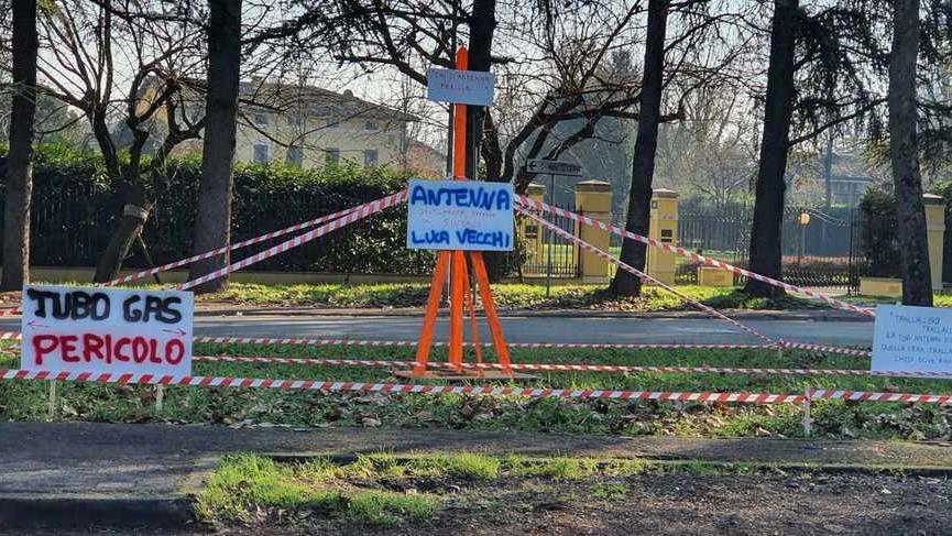 Reggio Emilia, in via Gozzano spunta un’antenna finta per dire “no” a quella vera