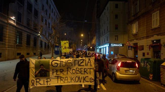 Omicidio Trieste:fiaccolata in ricordo Robert, tanti giovani