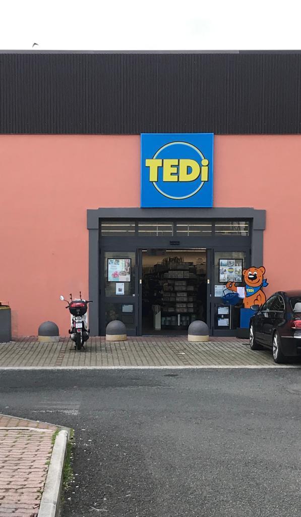 Con un tombino sfondano la porta a vetri del Tedi di via Filzi 