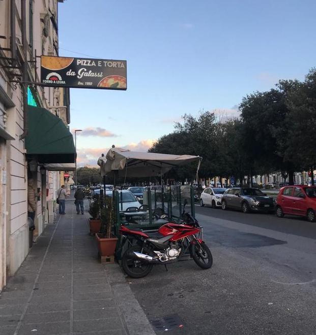 Lascia il motore acceso e va a prendere le pizze. Auto rubata in 5 minuti 