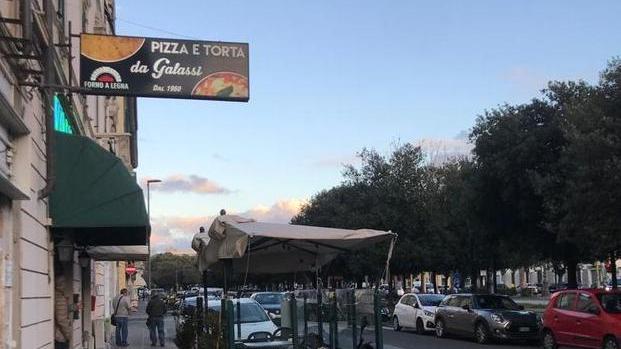 Lascia il motore acceso e va a prendere le pizze. Auto rubata in 5 minuti