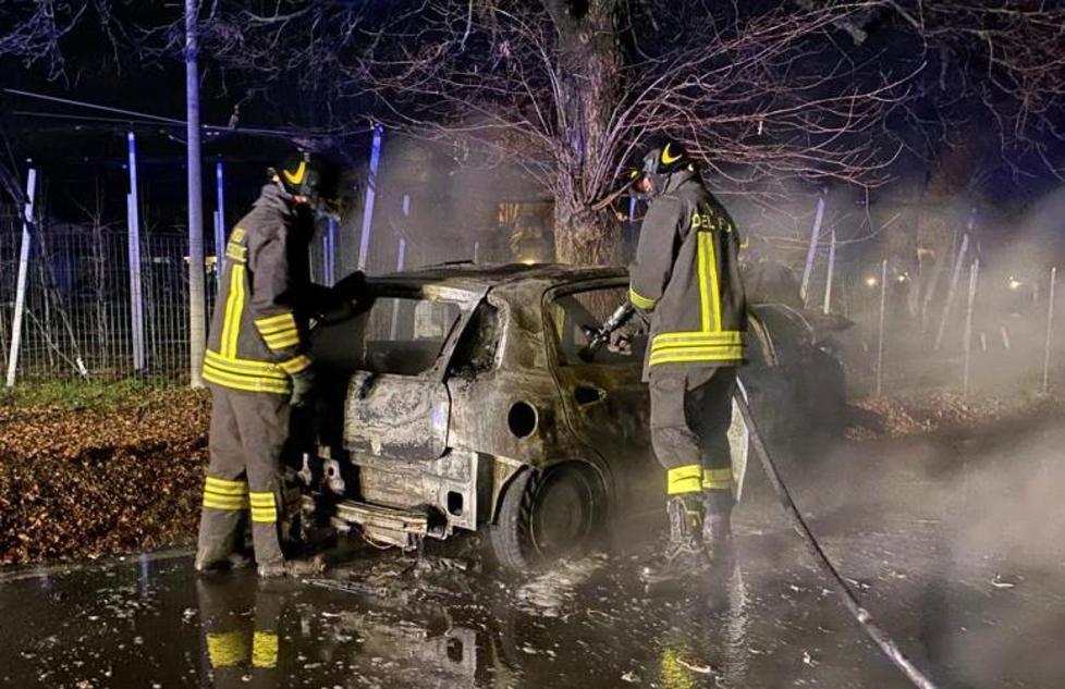 Scandiano, si schiantano in auto contro un albero e l'auto prende fuoco: salvi
