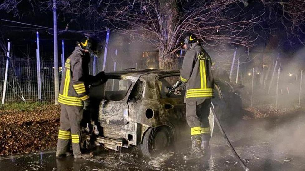 Scandiano, si schiantano in auto contro un albero e l'auto prende fuoco: salvi