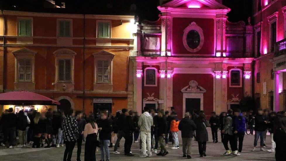 Vandalismi e degrado in centro città Il sindaco chiude i locali a mezzanotte