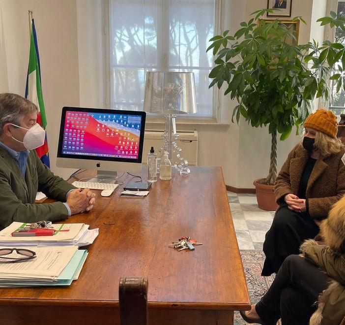 Regala duemila mascherine «Saranno donate agli studenti»