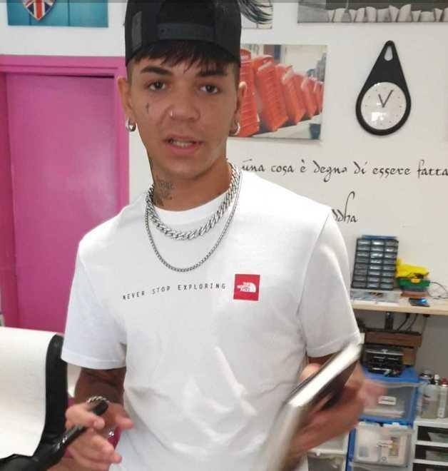 Il comico Cirilli e il rapper Blind inaugurano negozio di cover di cellulari di Querceta