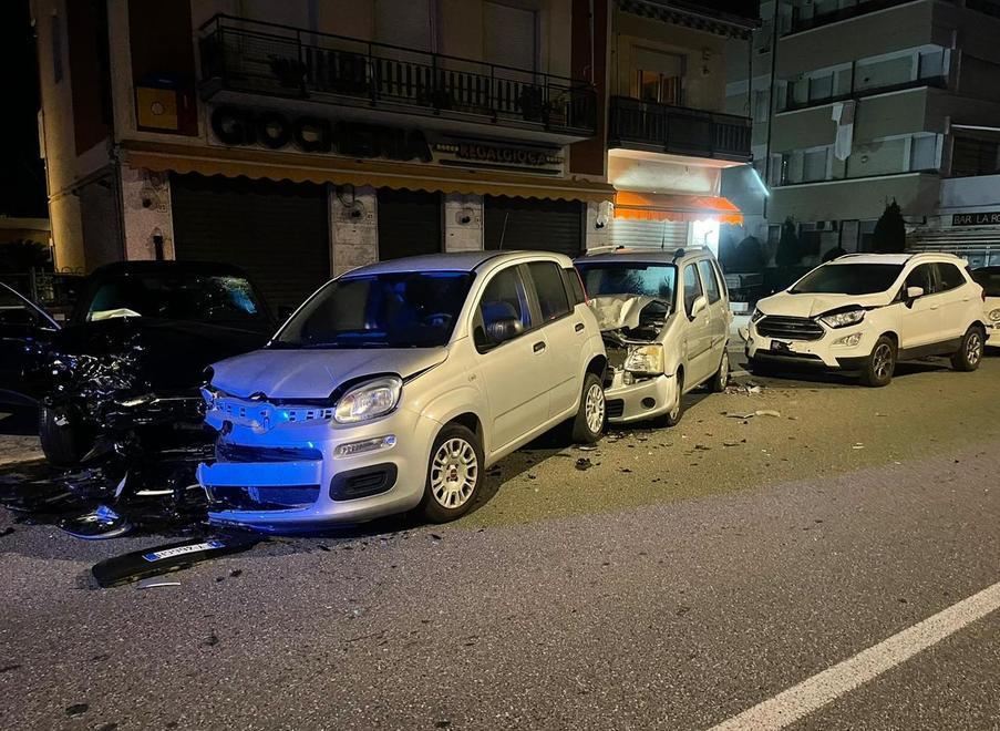 Sbanda con la macchina e distrugge tre auto: «Non ricordo niente»