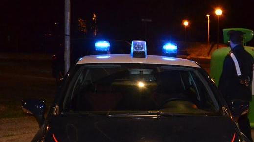 Ragazza ferma in auto aggredita al semaforo da due giovani uomini