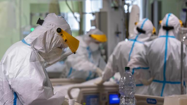 Il virus allenta la presa ma c’è una nuova vittima