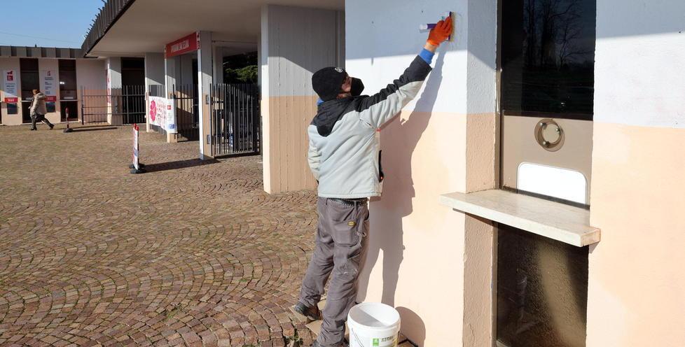 I no vax imbrattano di scritte il centro vaccini all’ippodromo 