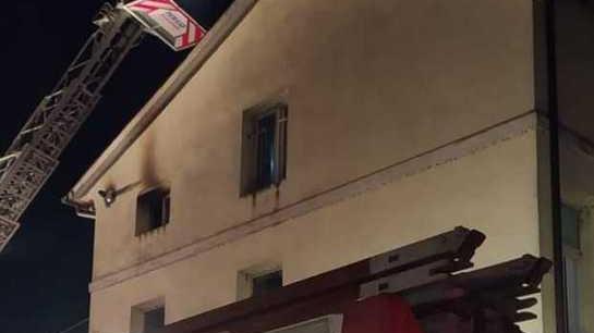Scoppia un incendio in una cascina Quindici persone finiscono all’ospedale