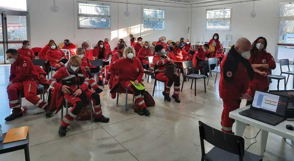 Cani e operatori al corso di formazione per unità cinofile Cri 