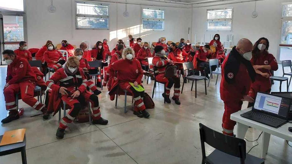 Cani e operatori al corso di formazione per unità cinofile Cri