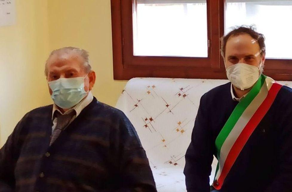 Olmes in festa per i 100 anni Gli auguri del sindaco 