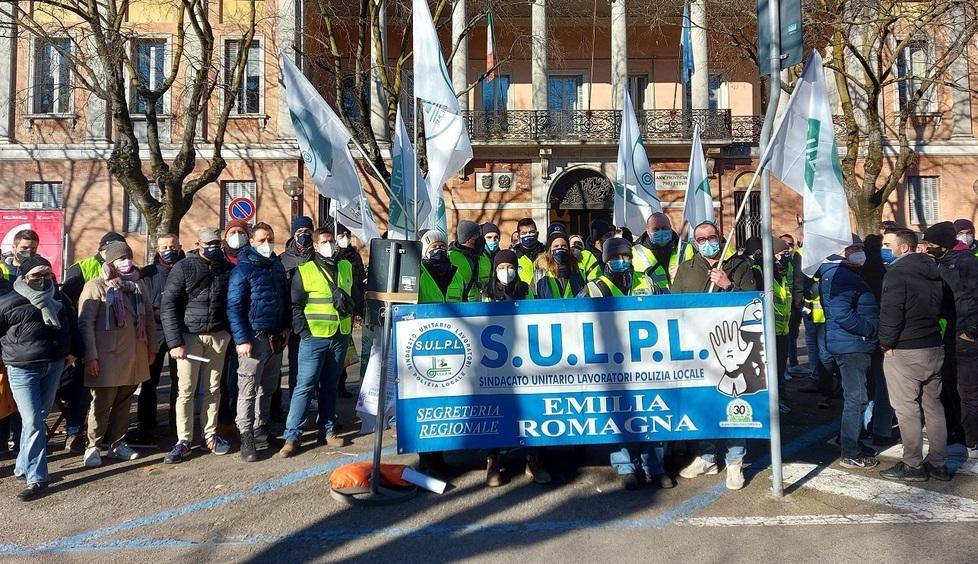 La polizia locale davanti alla Prefettura: «Dateci i nostri diritti»