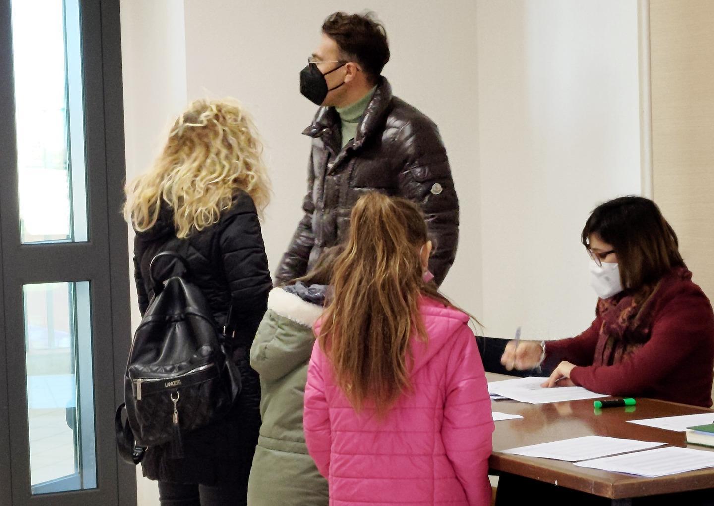 Cabras, alunni in fila per i tamponi rapidi Domani si torna in aula