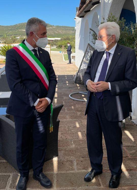 Il sindaco di Alghero Conoci (58 anni) con il presidente della Repubblica Sergio Mattarella (80 anni)