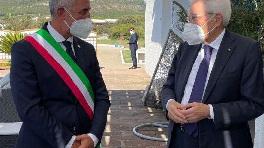Il sindaco di Alghero Conoci (58 anni) con il presidente della Repubblica Sergio Mattarella (80 anni)