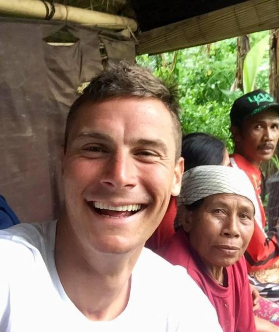 Lascia il posto fisso e va a vivere a Bali Ora aiuta gli orfani a costruirsi il futuro 