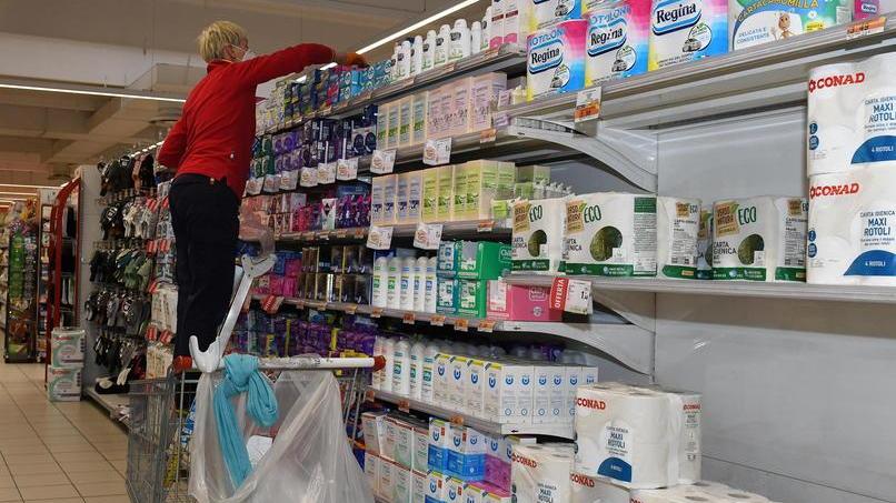 La quarta ondata mette in difficoltà i supermercati: problemi sui rifornimenti, assenze e code