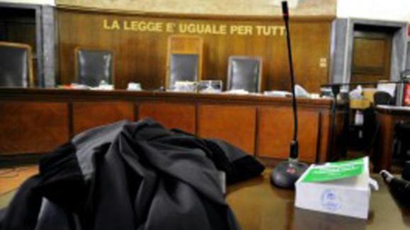 Pietrasanta, doveva ristrutturarle la casa ma sparisce con 25mila euro: imprenditore condannato