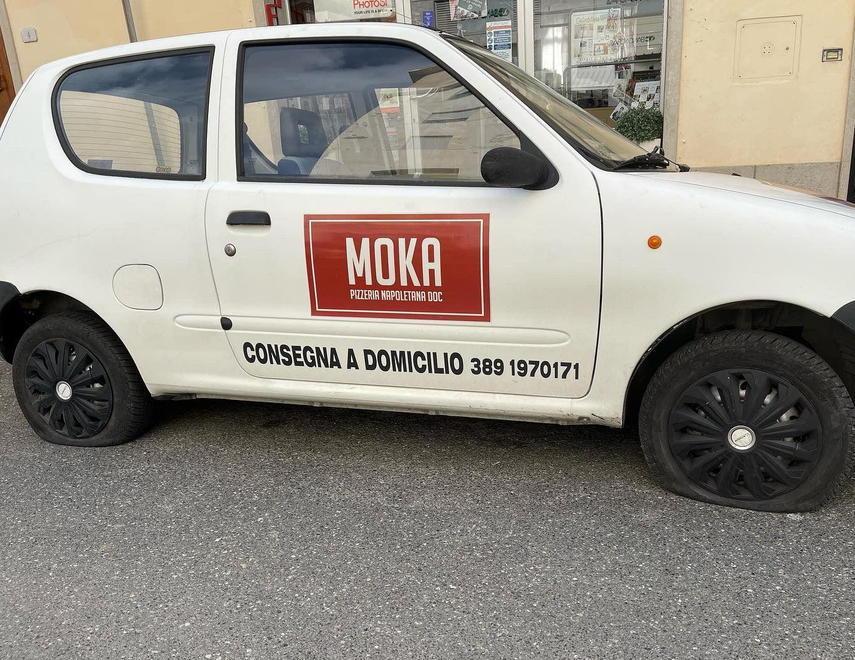 Squarciati gli pneumatici dell’auto per le consegne della pizzeria Moka