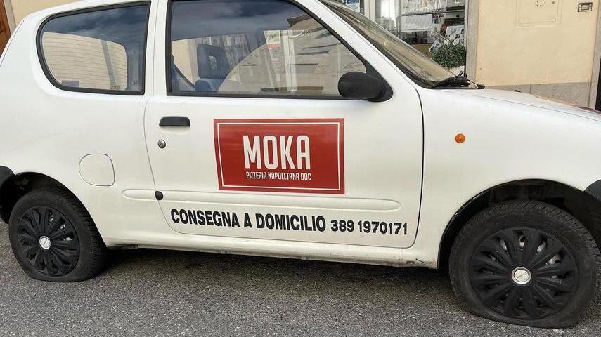 Squarciati gli pneumatici dell’auto per le consegne della pizzeria Moka