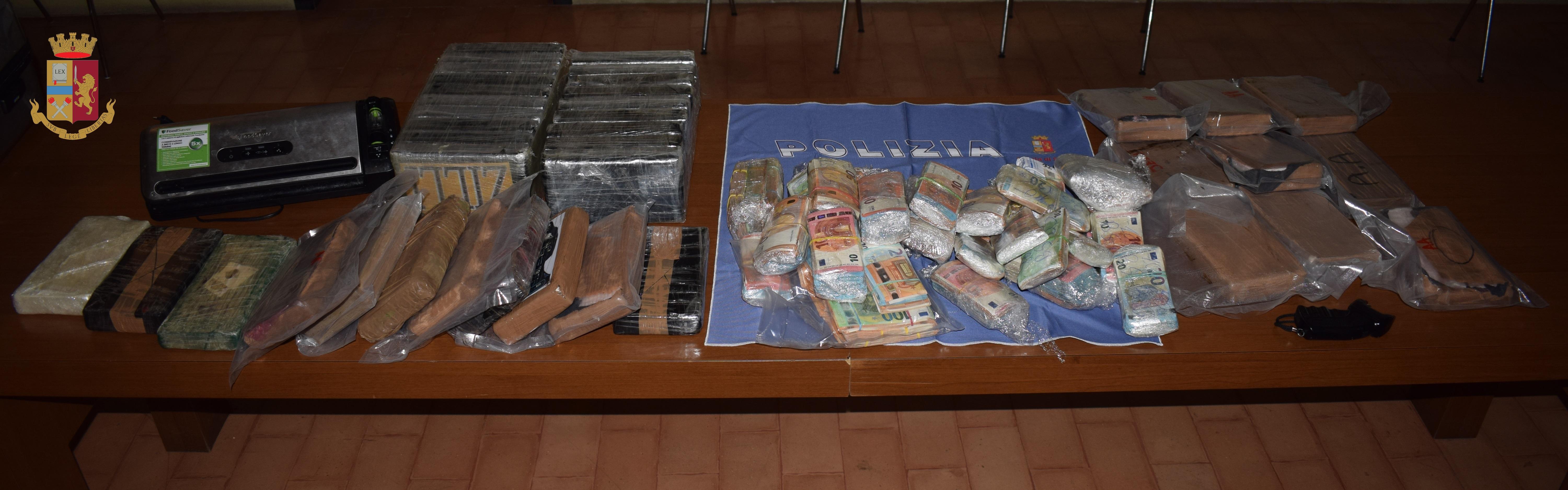 Nascondevano in casa oltre un milione di euro in cocaina, arrestata una coppia