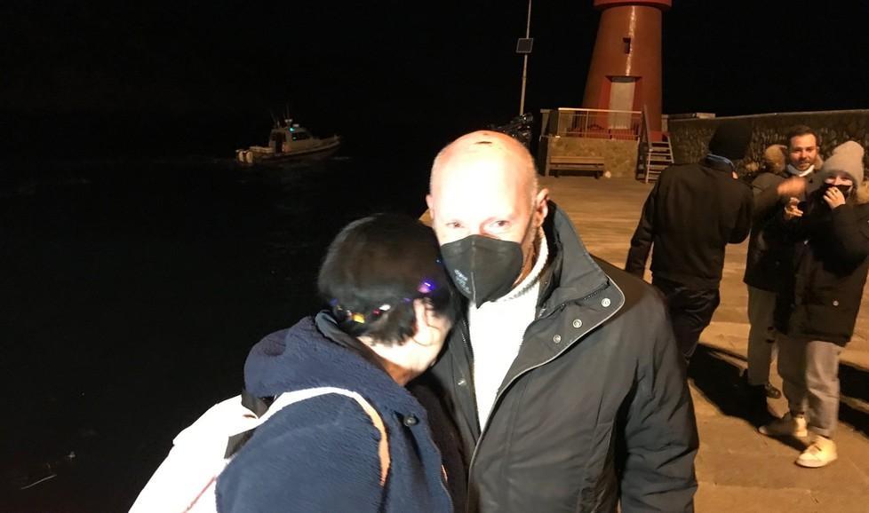 Susanne, la naufraga torna al Giglio e piange sulla spalla di Gregorio De Falco 