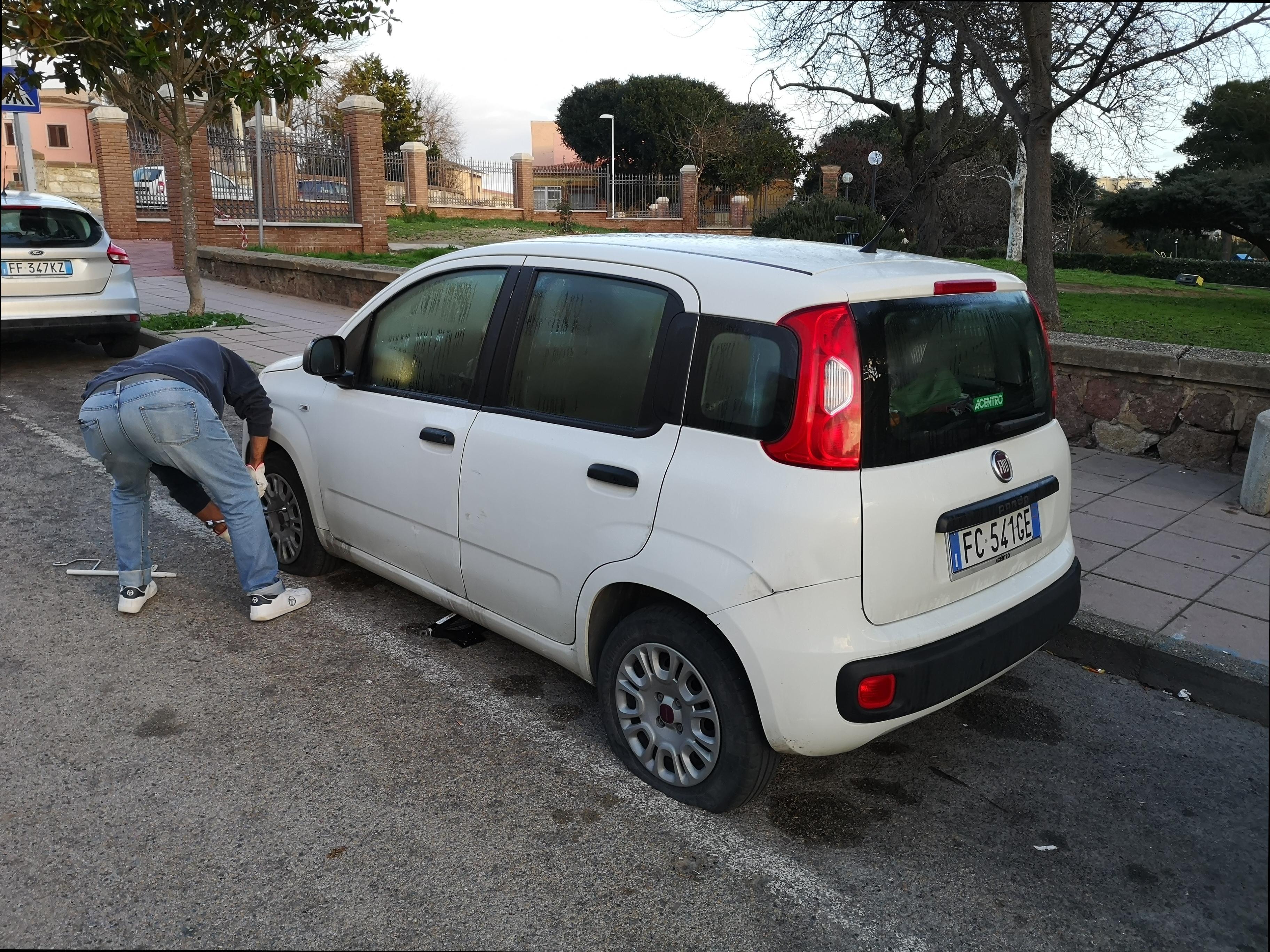 Porto Torres, raid vandalico: squarciate le gomme di una decina di auto