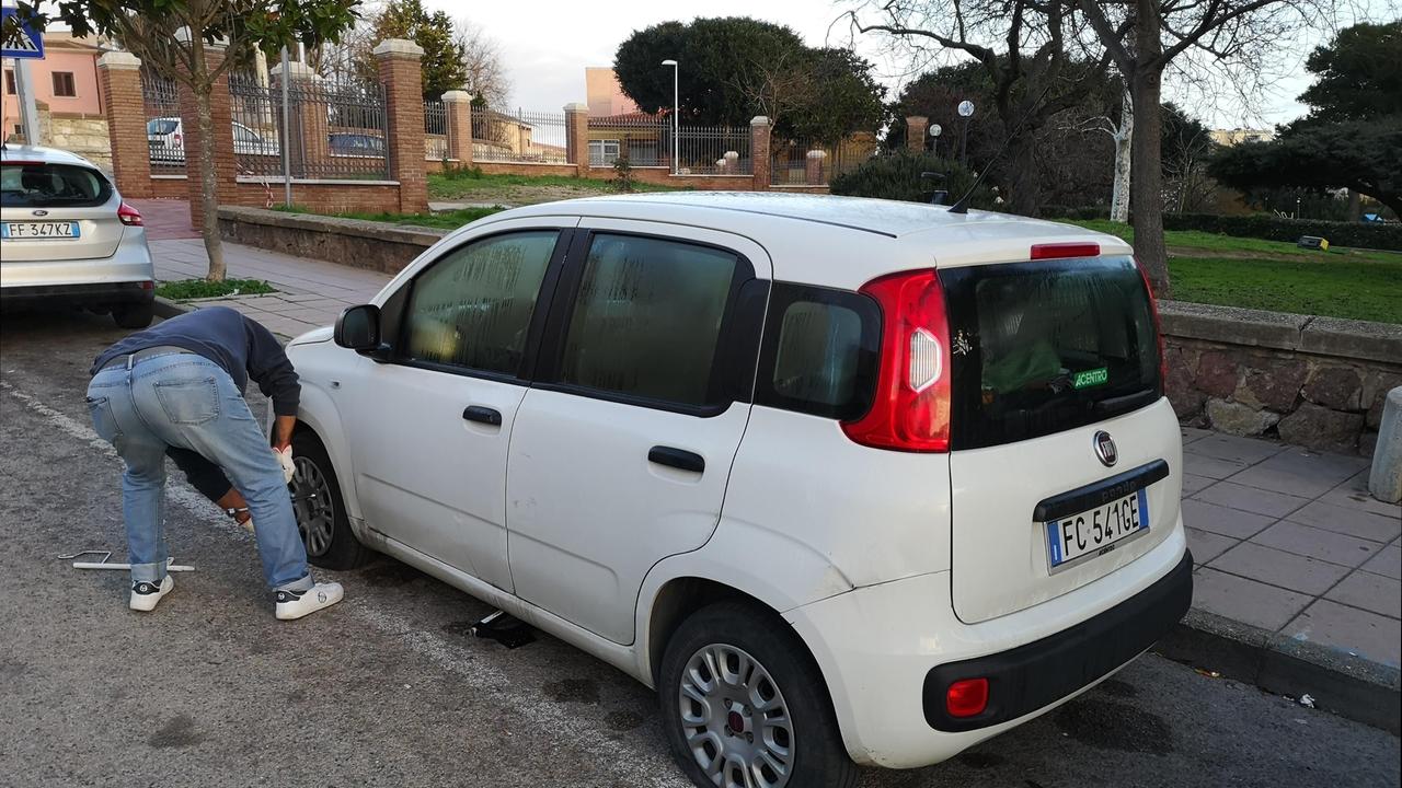 Porto Torres, raid vandalico: squarciate le gomme di una decina di auto