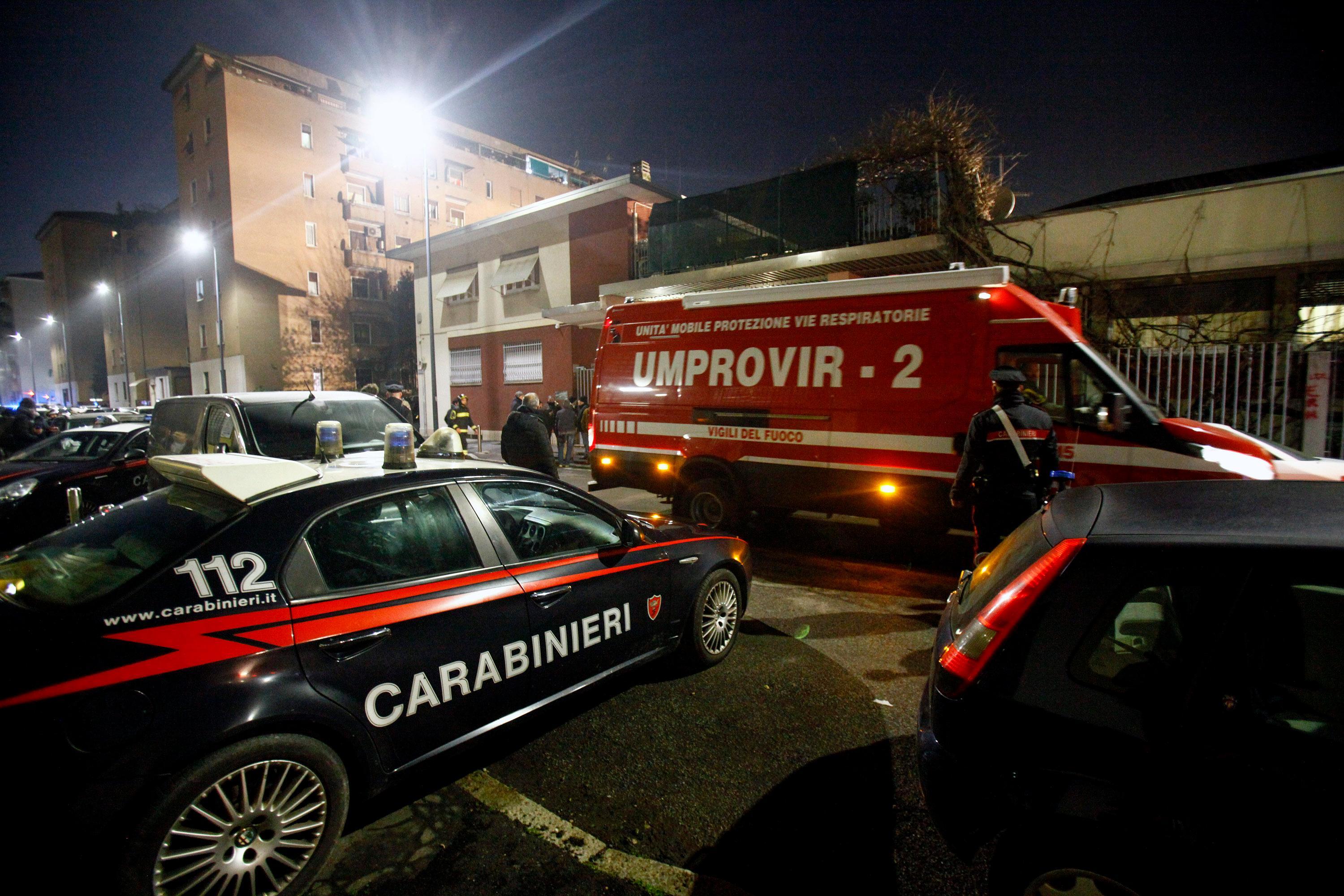 Un intervento dei vigili del fuoco e dei carabinieri (foto d'archivio)