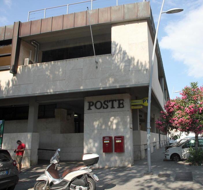 Tanti dipendenti in malattia, Poste accorcia gli orari degli uffici in Versilia: ecco come 