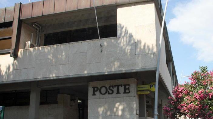 Tanti dipendenti in malattia, Poste accorcia gli orari degli uffici in Versilia: ecco come