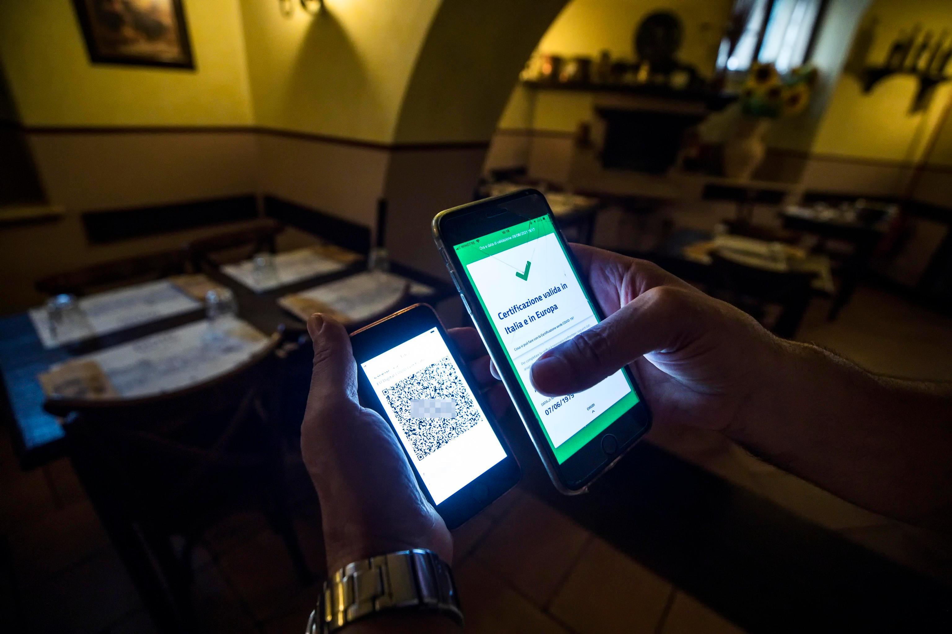 Sulla chat degli studenti venivano venduti i Green pass falsi